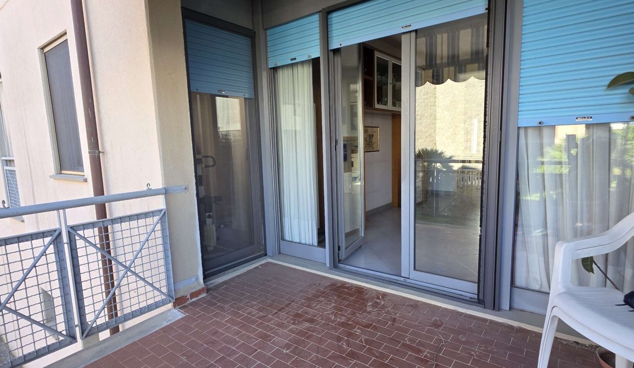 appartamento con giardino tre camere doppi servizi cantina e posti auto Portoferraio