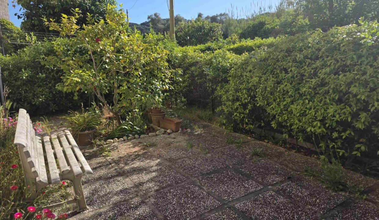 appartamento con giardino tre camere doppi servizi cantina e posti auto Portoferraio