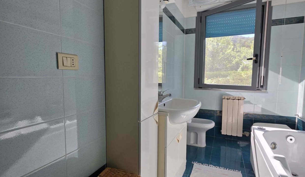appartamento con giardino tre camere doppi servizi cantina e posti auto Portoferraio