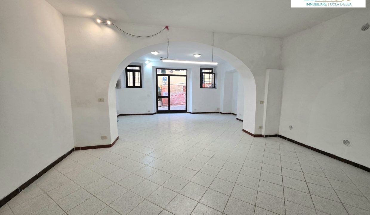 A-PA-001 fondo commerciale in affitto a Porto Azzurro zona centrale