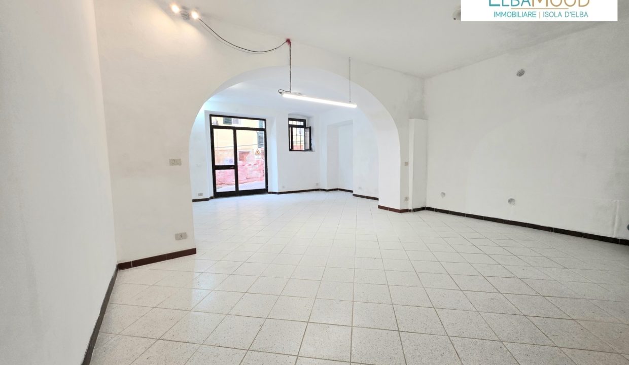 A-PA-001 fondo commerciale in affitto a Porto Azzurro zona centrale