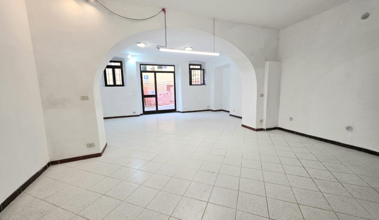 A-PA-001 fondo commerciale in affitto a Porto Azzurro zona centrale