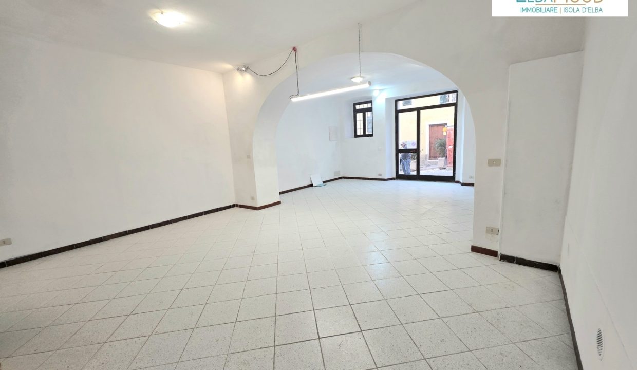 A-PA-001 fondo commerciale in affitto a Porto Azzurro zona centrale