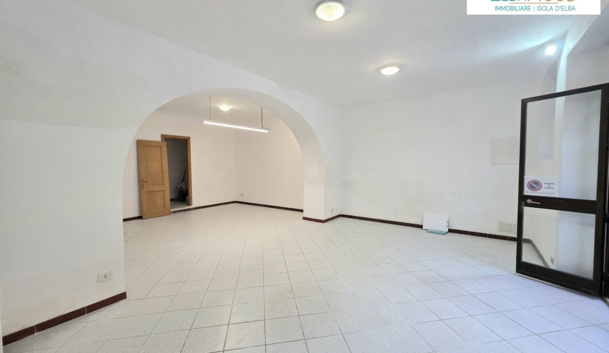 A-PA-001 fondo commerciale in affitto a Porto Azzurro zona centrale