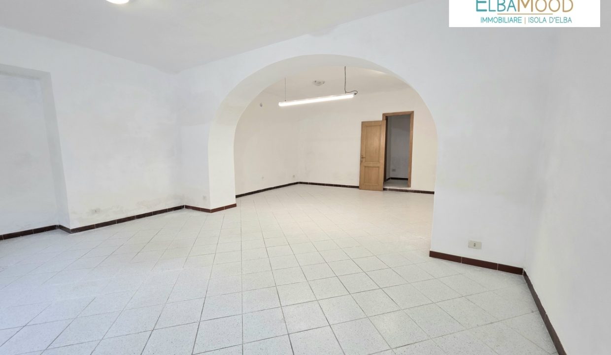 A-PA-001 fondo commerciale in affitto a Porto Azzurro zona centrale