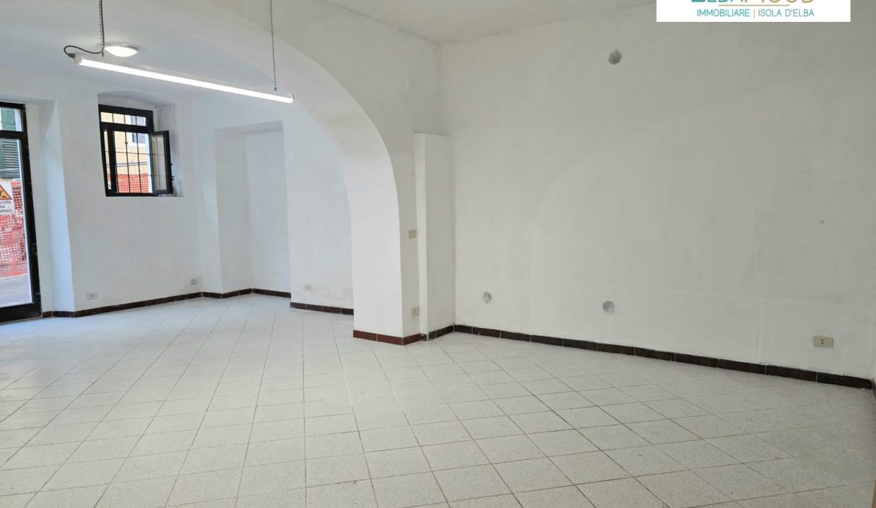 A-PA-001 fondo commerciale in affitto a Porto Azzurro zona centrale