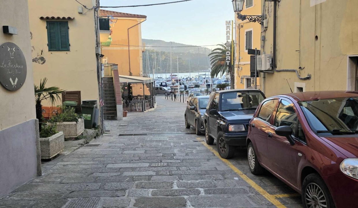 A-PA-001 fondo commerciale in affitto a Porto Azzurro zona centrale