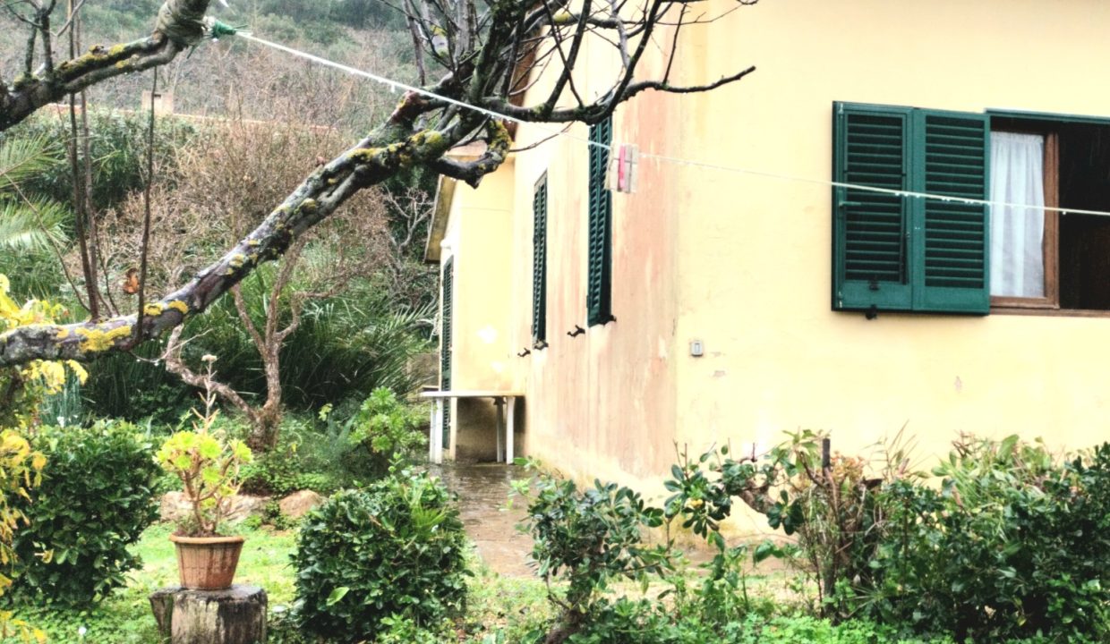 012 PF Casa singola con giardino da ristrutturare