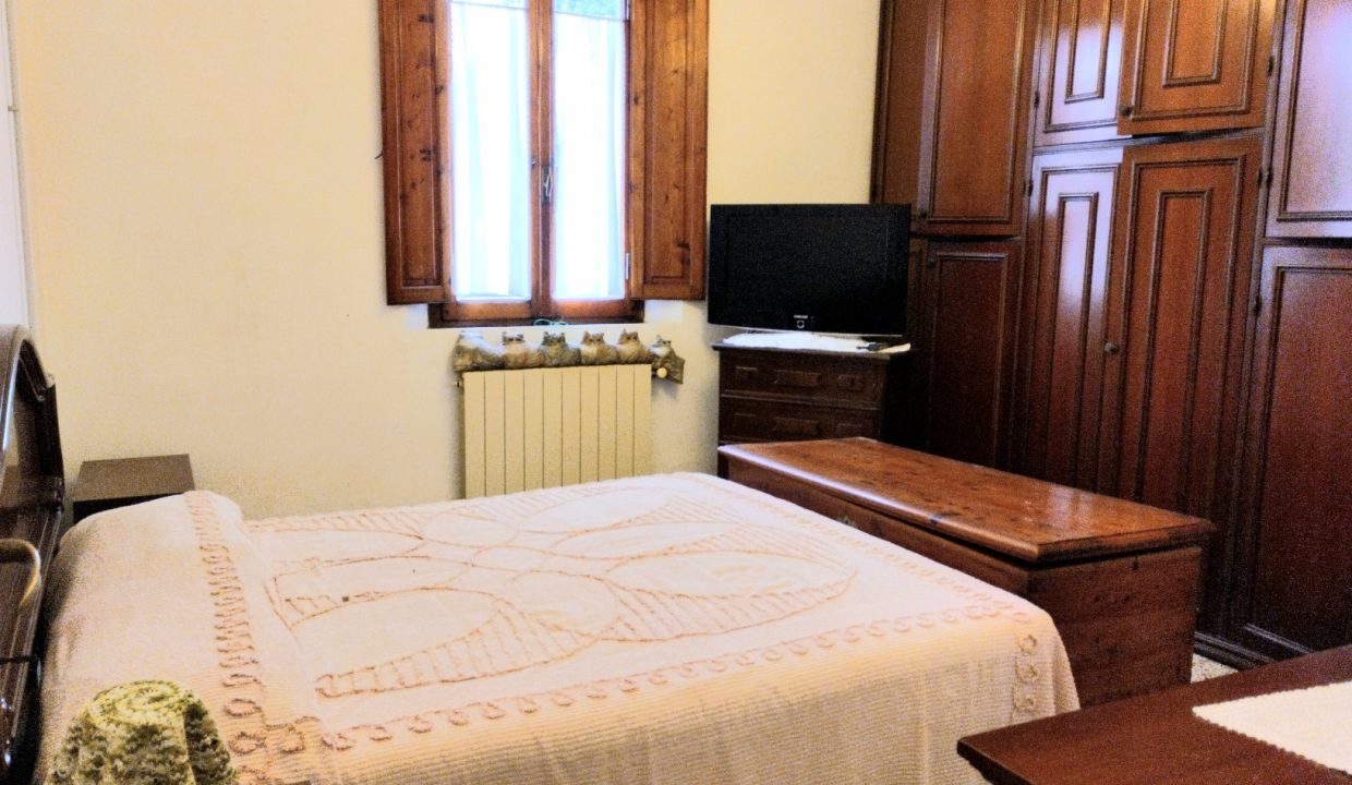 012 PF Casa singola con giardino da ristrutturare