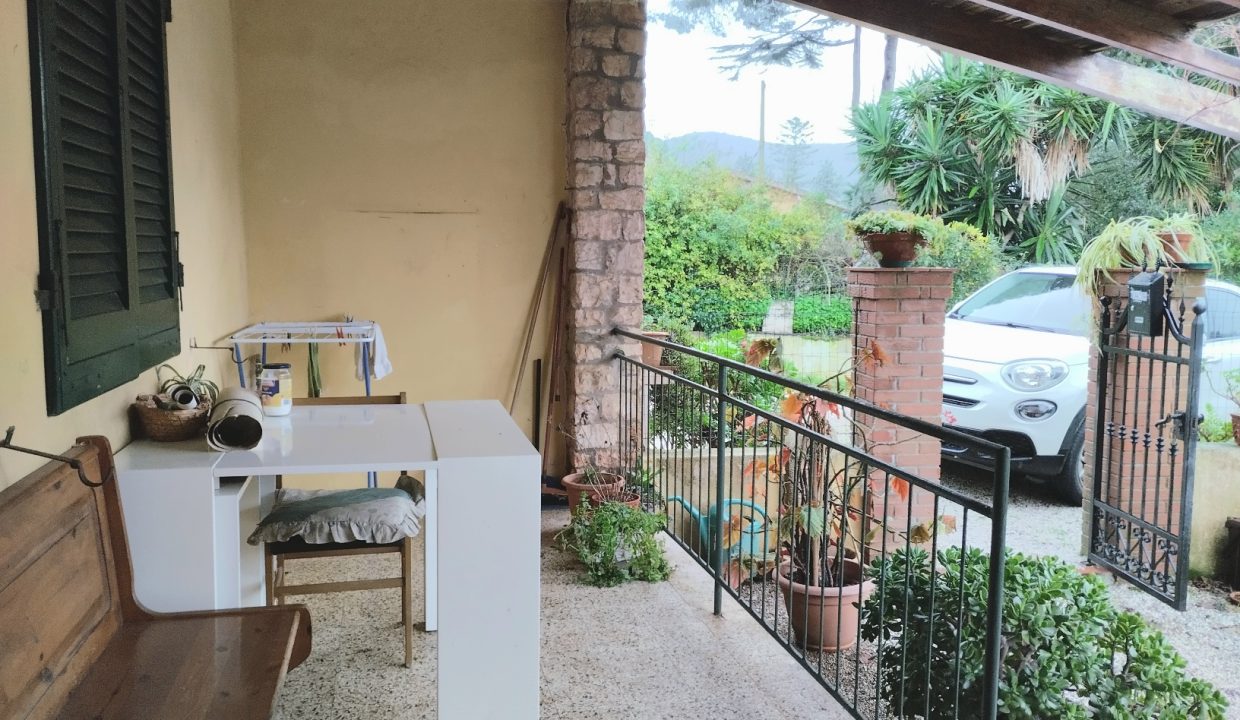 012 PF Casa singola con giardino da ristrutturare