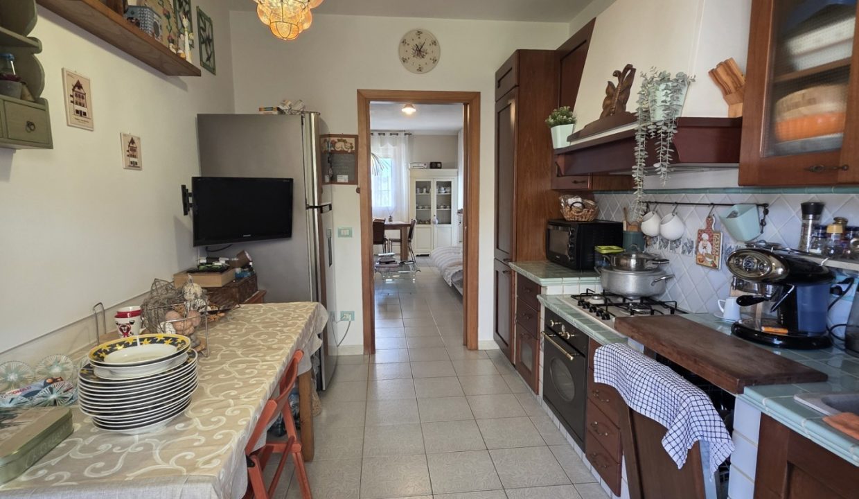 017PF QUADRILOCALE CON CANTINA E POSTO AUTO