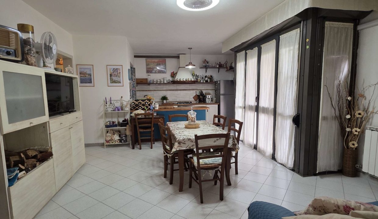 019PF Appartamento tre camere, doppi servizi, cantine, posto auto, terrazzo