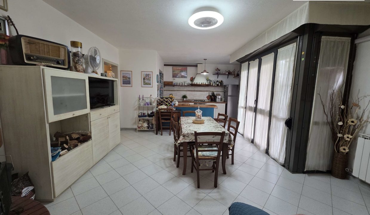 019PF Appartamento tre camere, doppi servizi, cantine, posto auto, terrazzo