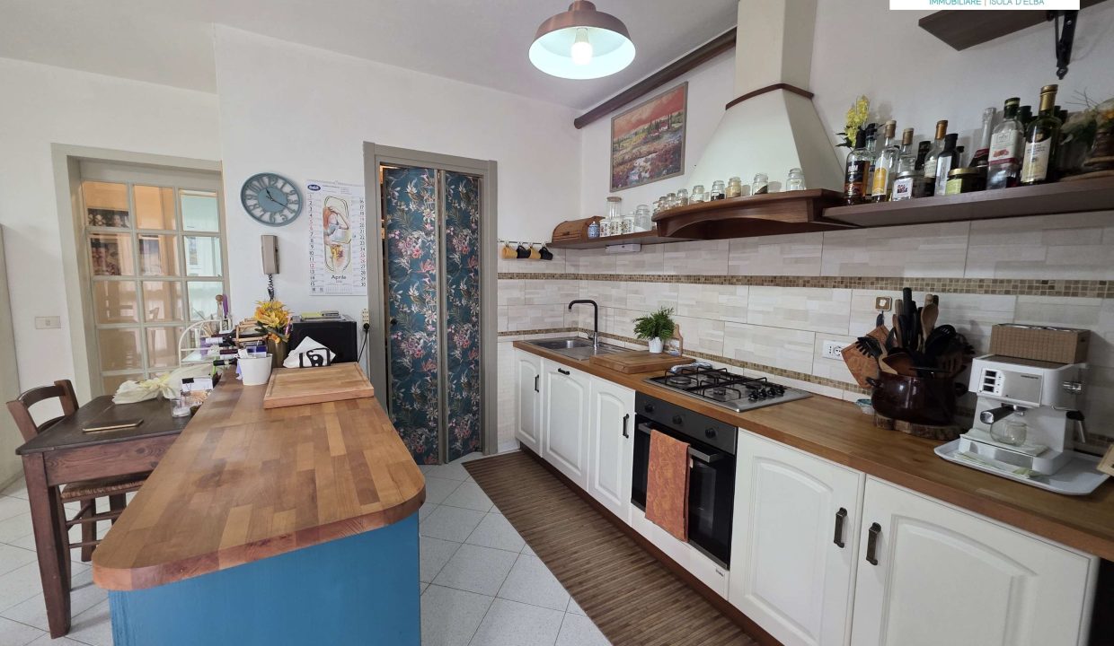 019PF Appartamento tre camere, doppi servizi, cantine, posto auto, terrazzo