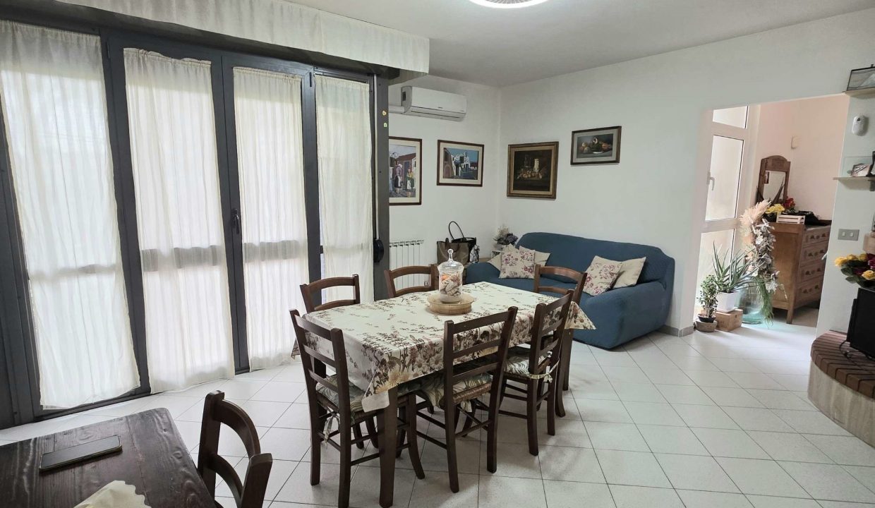 Silvia Cilia <cilia.silvia74@gmail.com> 23:46 (0 minuti fa) a me  In zona residenziale tranquilla e ben servita, proponiamo in vendita un appartamento spazioso e ben distribuito, ideale per famiglie o come investimento sull’isola d’Elba. L’immobile si apre su una ampia zona giorno con cucina a vista, un ambiente funzionale e accogliente, valorizzato dalla presenza di un camino, perfetto per creare un’atmosfera calda e conviviale. Dal soggiorno si accede direttamente al terrazzo, uno spazio esterno piacevole da vivere durante la bella stagione. La zona notte è ben separata tramite disimpegno e comprende tre camere matrimoniali, tutte di buone dimensioni, e due bagni, comodi e funzionali. Molto pratica la presenza di due ripostigli, di cui uno a servizio della cucina, ideali per organizzare al meglio gli spazi e aumentare la vivibilità della casa. Completano la proprietà due cantine e un posto auto privato, elementi che garantiscono maggiore comodità nella vita quotidiana. Soluzione interessante per chi cerca un appartamento comodo, con spazi generosi e situato in un contesto residenziale riservato.