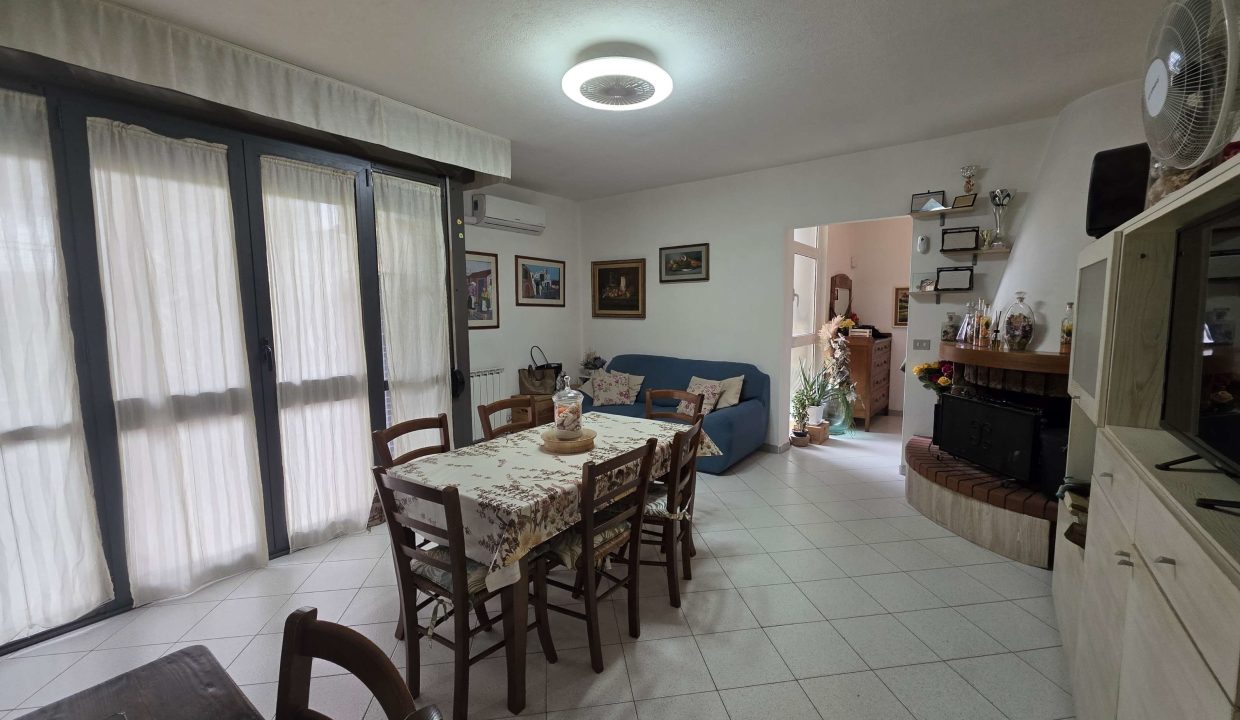 Silvia Cilia <cilia.silvia74@gmail.com> 23:46 (0 minuti fa) a me  In zona residenziale tranquilla e ben servita, proponiamo in vendita un appartamento spazioso e ben distribuito, ideale per famiglie o come investimento sull’isola d’Elba. L’immobile si apre su una ampia zona giorno con cucina a vista, un ambiente funzionale e accogliente, valorizzato dalla presenza di un camino, perfetto per creare un’atmosfera calda e conviviale. Dal soggiorno si accede direttamente al terrazzo, uno spazio esterno piacevole da vivere durante la bella stagione. La zona notte è ben separata tramite disimpegno e comprende tre camere matrimoniali, tutte di buone dimensioni, e due bagni, comodi e funzionali. Molto pratica la presenza di due ripostigli, di cui uno a servizio della cucina, ideali per organizzare al meglio gli spazi e aumentare la vivibilità della casa. Completano la proprietà due cantine e un posto auto privato, elementi che garantiscono maggiore comodità nella vita quotidiana. Soluzione interessante per chi cerca un appartamento comodo, con spazi generosi e situato in un contesto residenziale riservato.