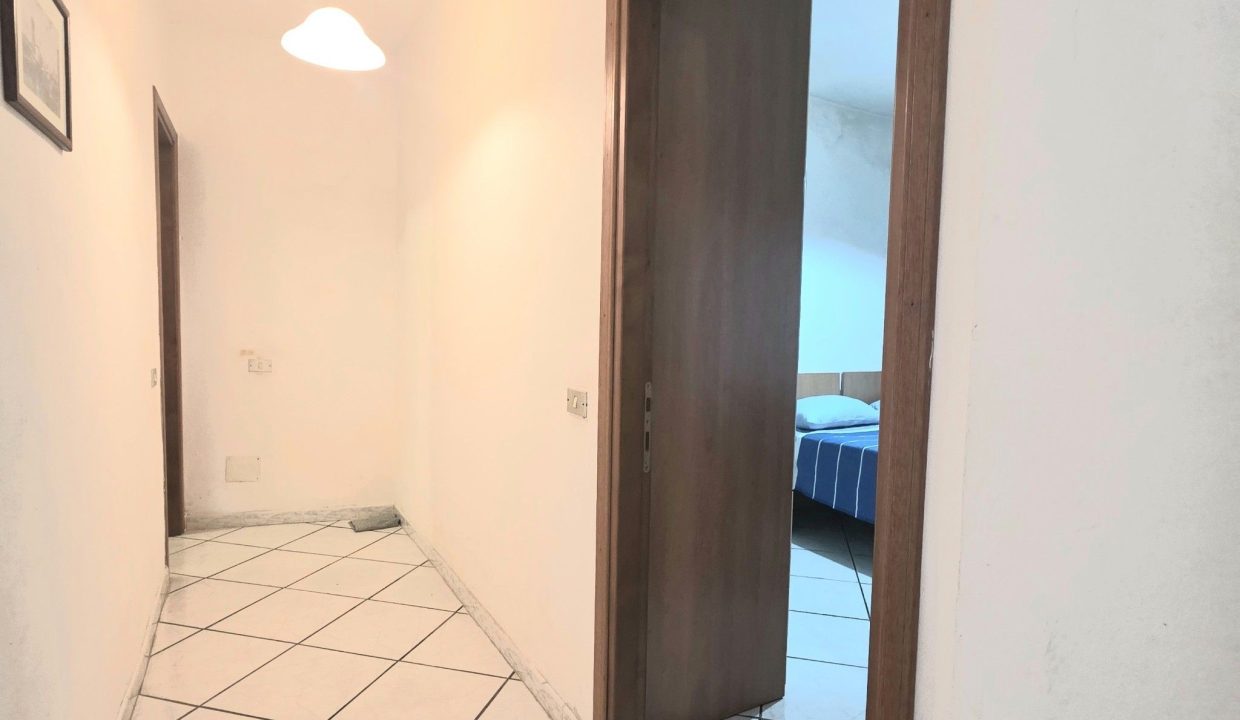 Il fascino della luce e l'indipendenza: il tuo rifugio a Rio Marina A pochi passi dalla vivace piazza principale di Rio Marina e dal profumo del mare, vi presento un appartamento che è una vera rarità per il nostro borgo. Situato al primo piano di un palazzo storico, questa casa vanta un pregio difficilissimo da trovare nei centri storici: un accesso facile e privo di barriere architettoniche, ideale per chi cerca comodità assoluta. L’Indipendenza che cercavi Dimenticate lo stress delle assemblee e dei costi fissi: l’immobile è inserito in un contesto privo di spese condominiali. Una gestione libera e autonoma che rende questa proprietà un investimento ancora più intelligente e sereno. Interni che respirano luce Varcata la soglia, sarete accolti da una luminosa zona giorno con cucina a vista, dove i caratteristici soffitti a voltine donano calore e un sapore autentico agli ambienti. Grazie alla doppia esposizione solare, la casa è letteralmente baciata dal sole in ogni momento della giornata, creando un’atmosfera vibrante e positiva. Spazi pensati per la famiglia o gli ospiti Un disimpegno funzionale ci accompagna nella zona notte, dove troviamo: Una camera matrimoniale ampia e inondata di luce, perfetta per il vostro relax. Una seconda camera di generose dimensioni, un vero lusso che offre spazio per i figli, gli amici o un comodo studio. Un servizio finestrato con doccia, moderno e arioso. Perché innamorarsene? Vivere qui significa godersi la comodità di un riscaldamento autonomo e la libertà di raggiungere il porto e le spiagge con una brevissima passeggiata. È la casa perfetta per chi desidera respirare l'anima di Rio Marina senza rinunciare alla praticità e alla luce.