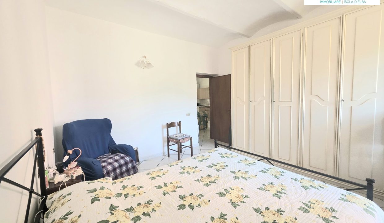 Il fascino della luce e l'indipendenza: il tuo rifugio a Rio Marina A pochi passi dalla vivace piazza principale di Rio Marina e dal profumo del mare, vi presento un appartamento che è una vera rarità per il nostro borgo. Situato al primo piano di un palazzo storico, questa casa vanta un pregio difficilissimo da trovare nei centri storici: un accesso facile e privo di barriere architettoniche, ideale per chi cerca comodità assoluta. L’Indipendenza che cercavi Dimenticate lo stress delle assemblee e dei costi fissi: l’immobile è inserito in un contesto privo di spese condominiali. Una gestione libera e autonoma che rende questa proprietà un investimento ancora più intelligente e sereno. Interni che respirano luce Varcata la soglia, sarete accolti da una luminosa zona giorno con cucina a vista, dove i caratteristici soffitti a voltine donano calore e un sapore autentico agli ambienti. Grazie alla doppia esposizione solare, la casa è letteralmente baciata dal sole in ogni momento della giornata, creando un’atmosfera vibrante e positiva. Spazi pensati per la famiglia o gli ospiti Un disimpegno funzionale ci accompagna nella zona notte, dove troviamo: Una camera matrimoniale ampia e inondata di luce, perfetta per il vostro relax. Una seconda camera di generose dimensioni, un vero lusso che offre spazio per i figli, gli amici o un comodo studio. Un servizio finestrato con doccia, moderno e arioso. Perché innamorarsene? Vivere qui significa godersi la comodità di un riscaldamento autonomo e la libertà di raggiungere il porto e le spiagge con una brevissima passeggiata. È la casa perfetta per chi desidera respirare l'anima di Rio Marina senza rinunciare alla praticità e alla luce.