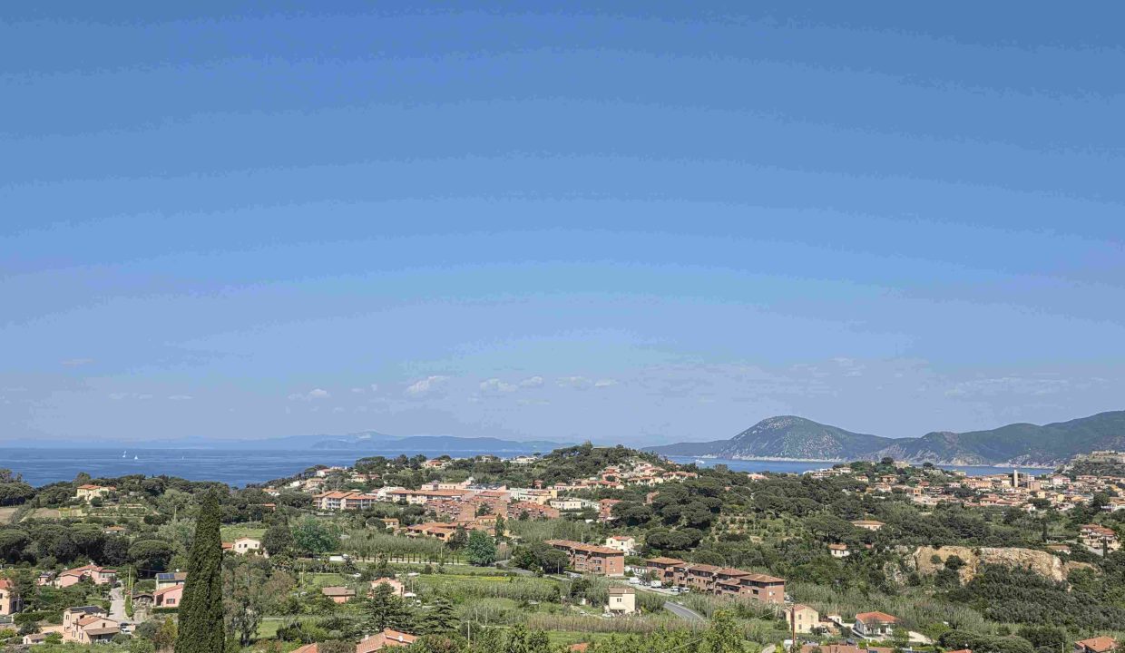 casa libera su due lati vista mare terreno e posti auto Portoferraio