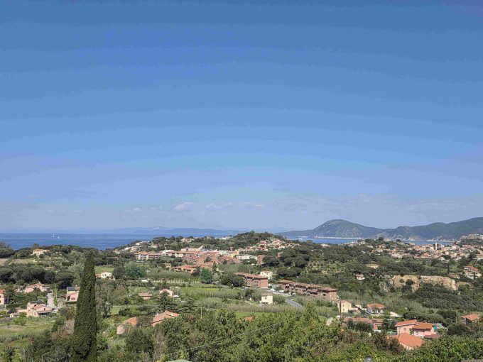 casa libera su due lati vista mare terreno e posti auto Portoferraio