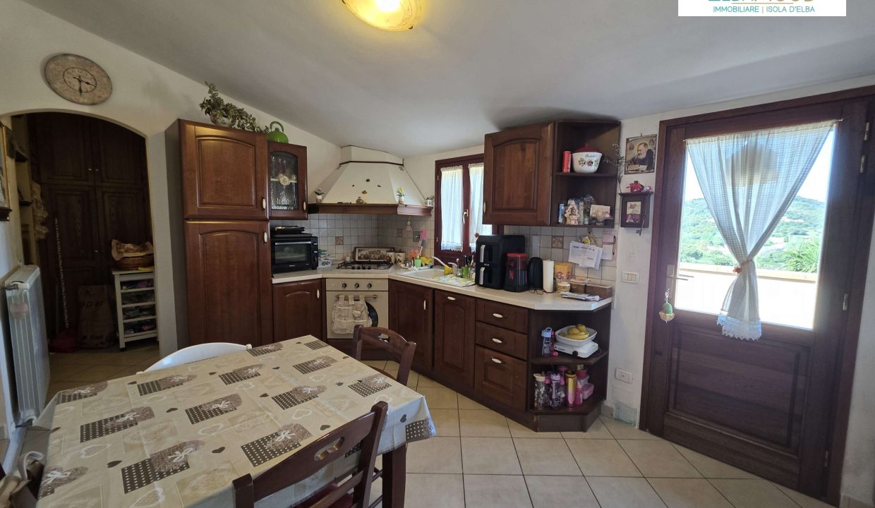 RIF023PF Casa libera su due lati, vista mare con terreno e terrazza solarium a Portoferraio