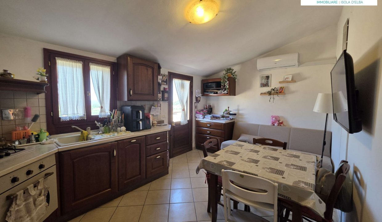 RIF023PF Casa libera su due lati, vista mare con terreno e terrazza solarium a Portoferraio