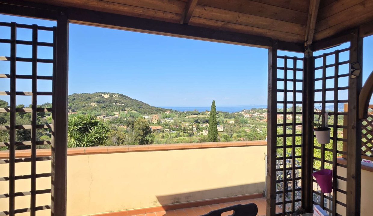 RIF023PF Casa libera su due lati, vista mare con terreno e terrazza solarium a Portoferraio