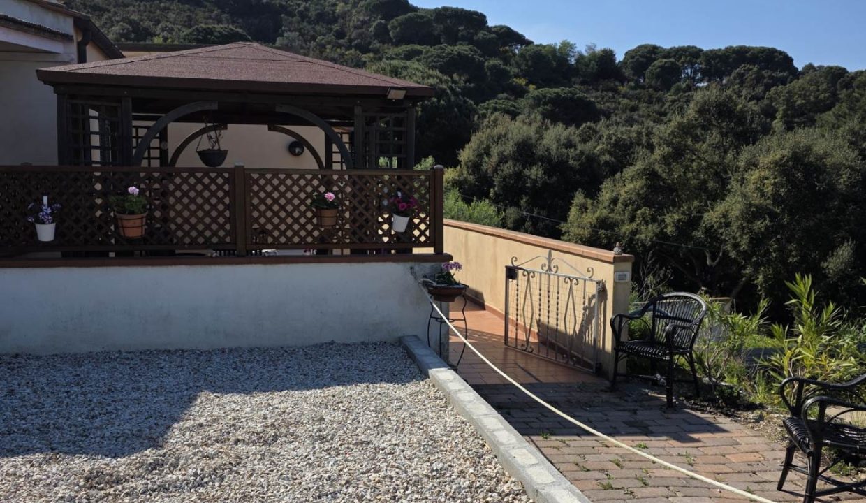casa libera su due lati vista mare con terreno e posto auto portoferraio
