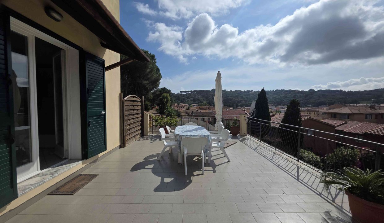 RIF. 10PA TRILOCALE INDIPENDENTE CON GRANDE TERRAZZA E 2 BOX AUTO PORTO AZZURRO