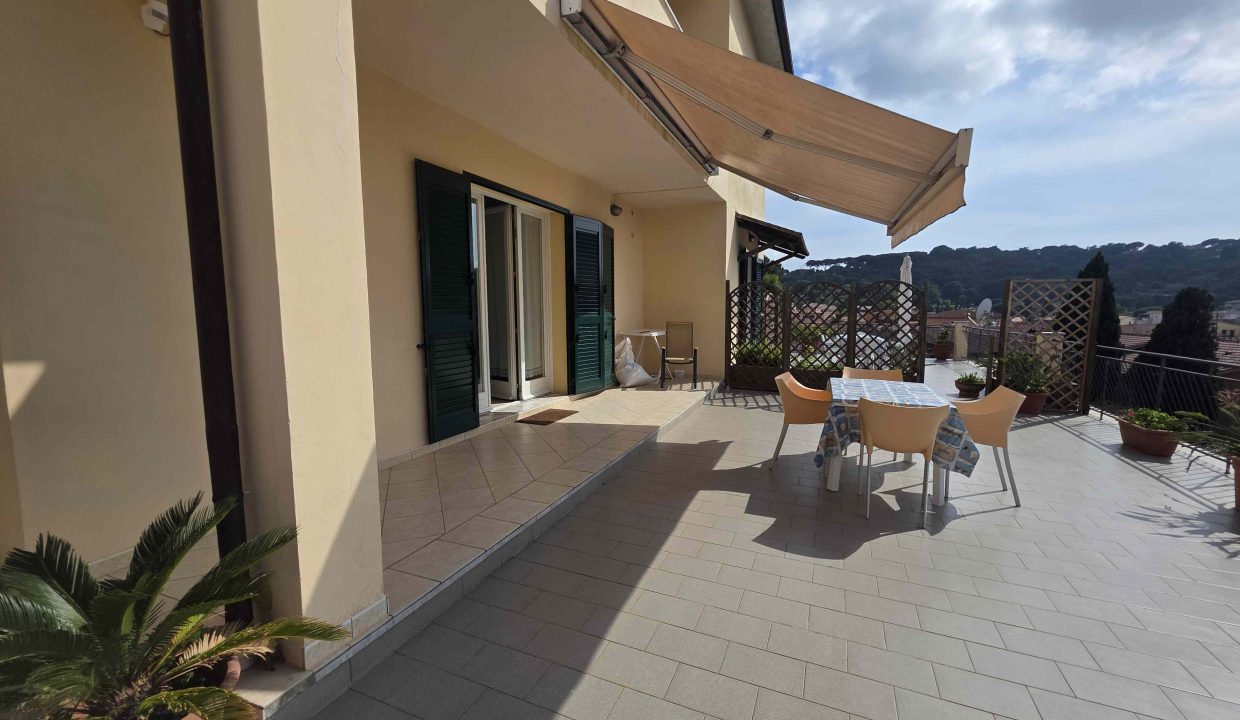 Rif 09PA PORZIONE DI CASA BIFAMILIARE CON TERRAZZA E 3 GARAGE PORTO AZZURRO