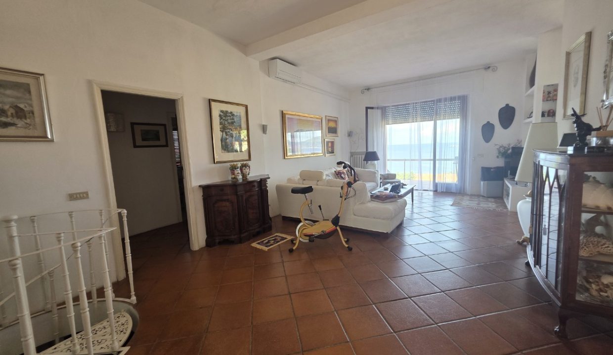RIF 08PF VILLA VISTA MARE CON GIARDINO VICINO ALLA SPIAGGIA DELLE GHIAIE, CON GARAGE