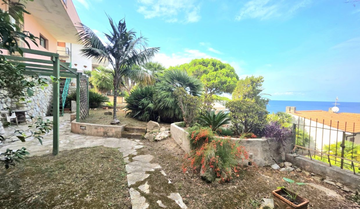RIF 08PF VILLA VISTA MARE CON GIARDINO VICINO ALLA SPIAGGIA DELLE GHIAIE, CON GARAGE