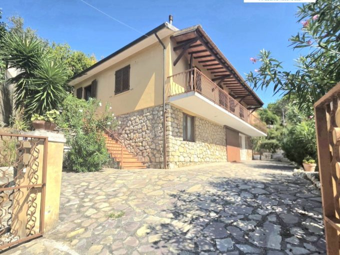RIF 031PF VILLETTA CON GIARDINO E GARAGE PORTOFERRAIO