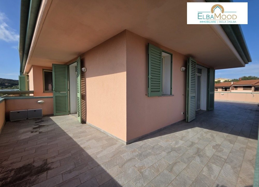 RIF. 037 PF ATTICO DUE CAMERE, POSTO AUTO, TERRAZZA E GARAGE PORTOFERRAIO (7)